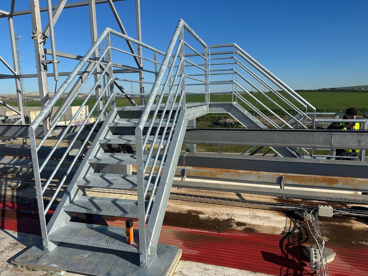 Montaje - Estructura de escalera metálica